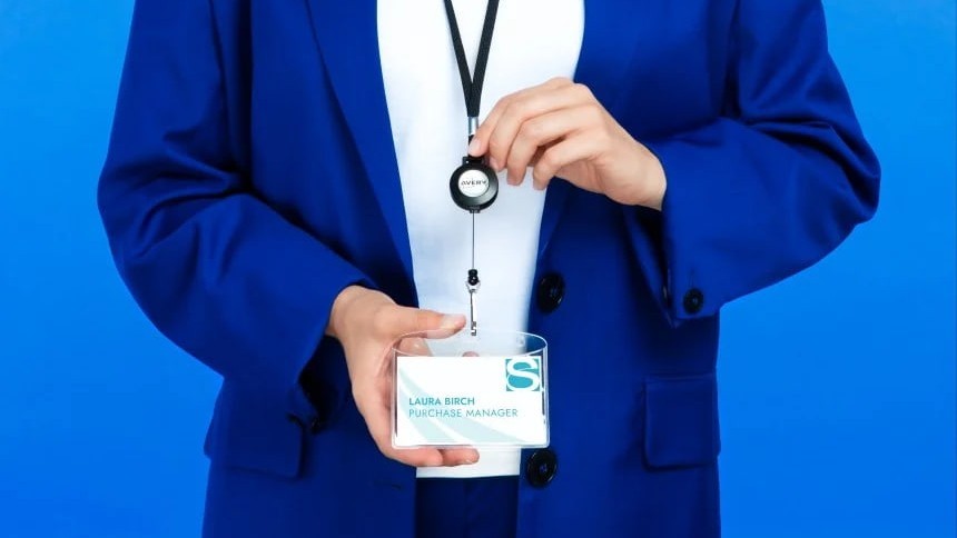 Κορδόνι και θήκη σήματος με μηχανισμό εξαγωγής