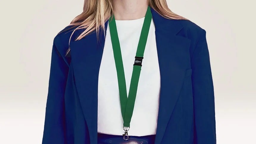 Γυναίκα φοράει πράσινο κορδόνι με κλιπ