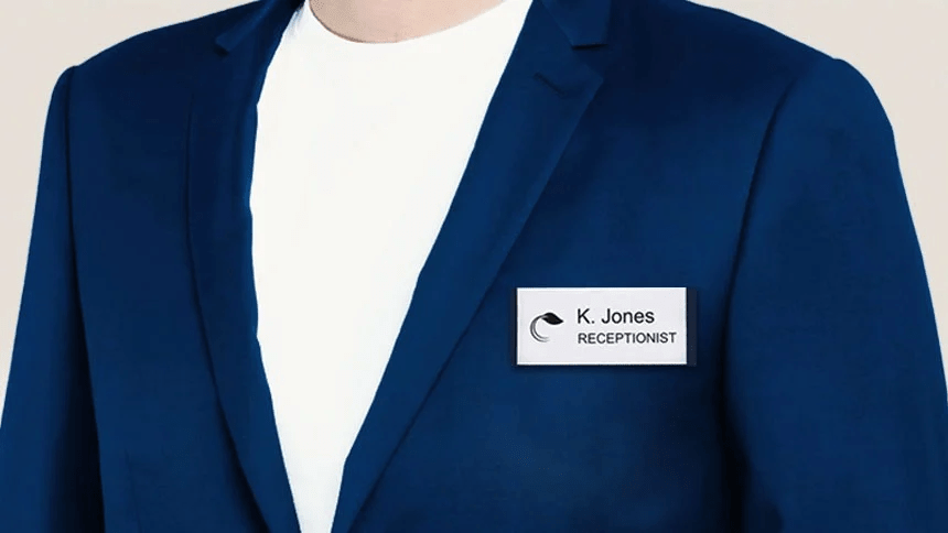 Στο πέτο άντρα βλέπουμε ετικέτα ονομάτων με μαγνήτη