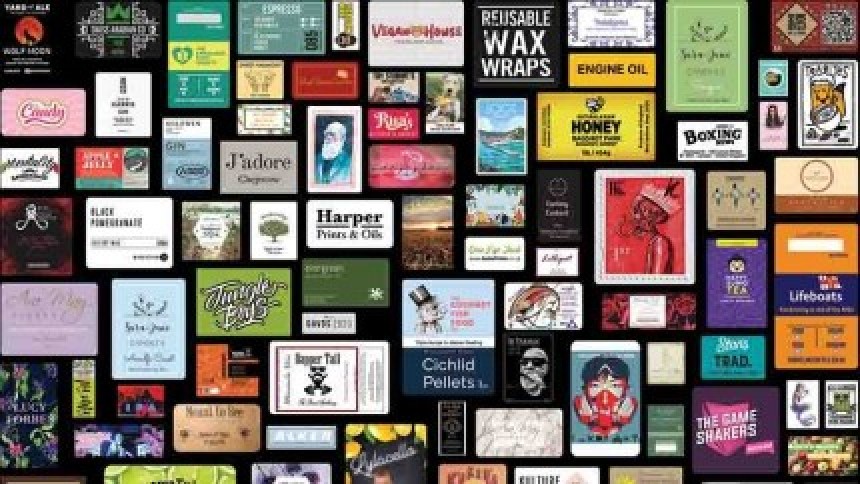 Κολάζ που αποτελείται από δεκάδες διαφορετικές ετικέτες προϊόντων, παρουσιάζοντας μια ευρεία γκάμα από στυλ, χρώματα, σχήματα και μεγέθη για διάφορους κλάδους.