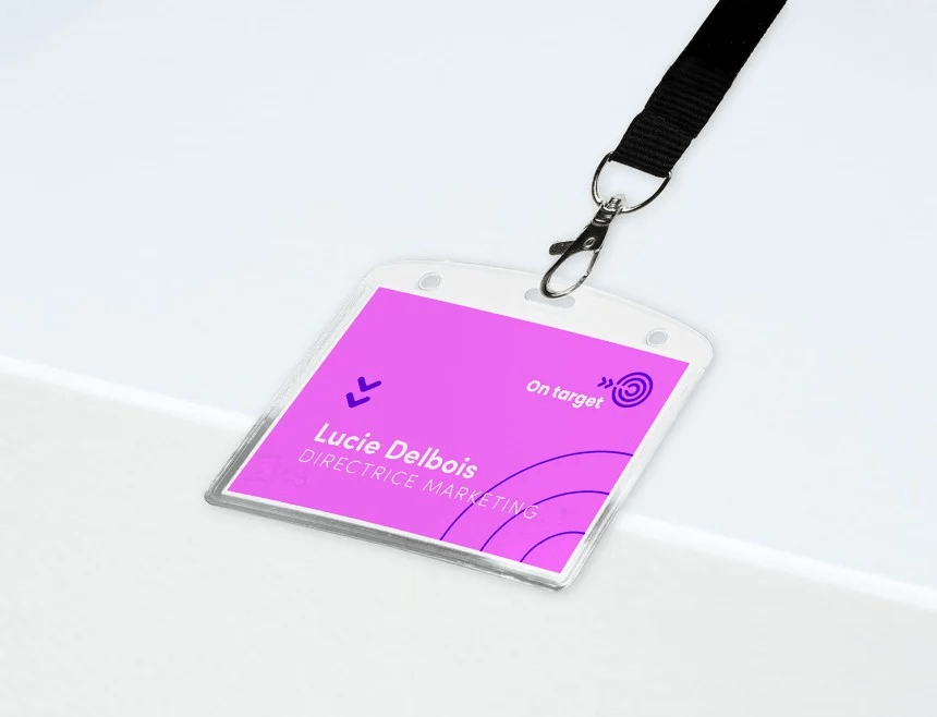 Μωβ κονκάρδα σε τετράγωνη θήκη με πληροφορίες για τον συμμετέχοντα στο συνέδριο