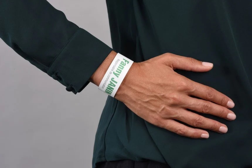 Χέρι σε σκούρο ύφασμα με ανοιχτόχρωμο περικάρπιο