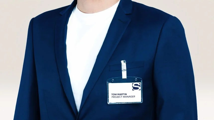 Ένας άντρας με σακάκι και σήμα σε θήκη