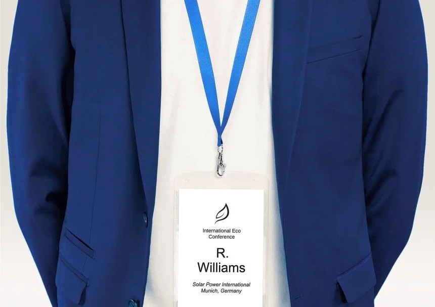 Άνδρας με χρωματιστό κορδόνι με κλιπ και ετικέτα ονόματος σε μορφή Α6