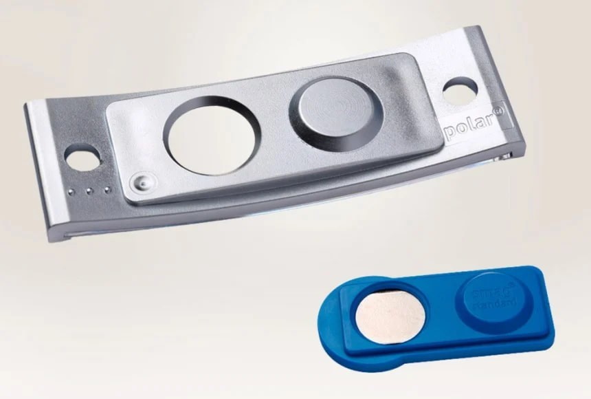 Μαγνητικό σύστημα αποτελούμενο από μεταλλική πλάκα και μπλε πλαστικό στοιχείο