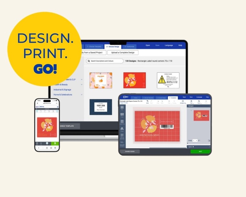 Ένα κολάζ που δείχνει ένα λογισμικό σχεδιασμού ετικετών σε φορητό υπολογιστή, οθόνη και smartphone. Οι οθόνες εμφανίζουν τη διαδικασία επιλογής και προσαρμογής προτύπων ετικετών. Ένας εμφανής κίτρινος κύκλος στη γωνία αναγράφει: «ΣΧΕΔΙΑΣΜΟΣ. ΕΚΤΥΠΩΣΗ. ΕΤΟΙΜΟΣ!»