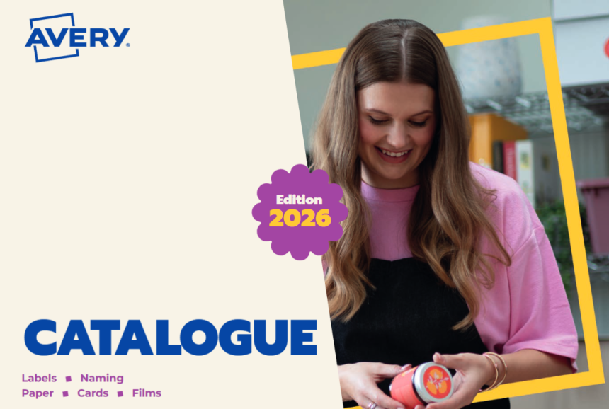 Εξώφυλλο του καταλόγου Avery, έκδοση 2026. Στην αριστερή πλευρά, πάνω σε κρεμ φόντο, βρίσκεται το λογότυπο της Avery, η μεγάλη μπλε λέξη «CATALOGUE» και μια λίστα κατηγοριών: Ετικέτες, Κάρτες, Χαρτί, Κάρτες και Φιλμ. Στη δεξιά πλευρά στέκεται μια χαμογελαστή γυναίκα με ροζ μπλουζάκι, η οποία κρατά ένα προϊόν με μια ετικέτα επάνω του