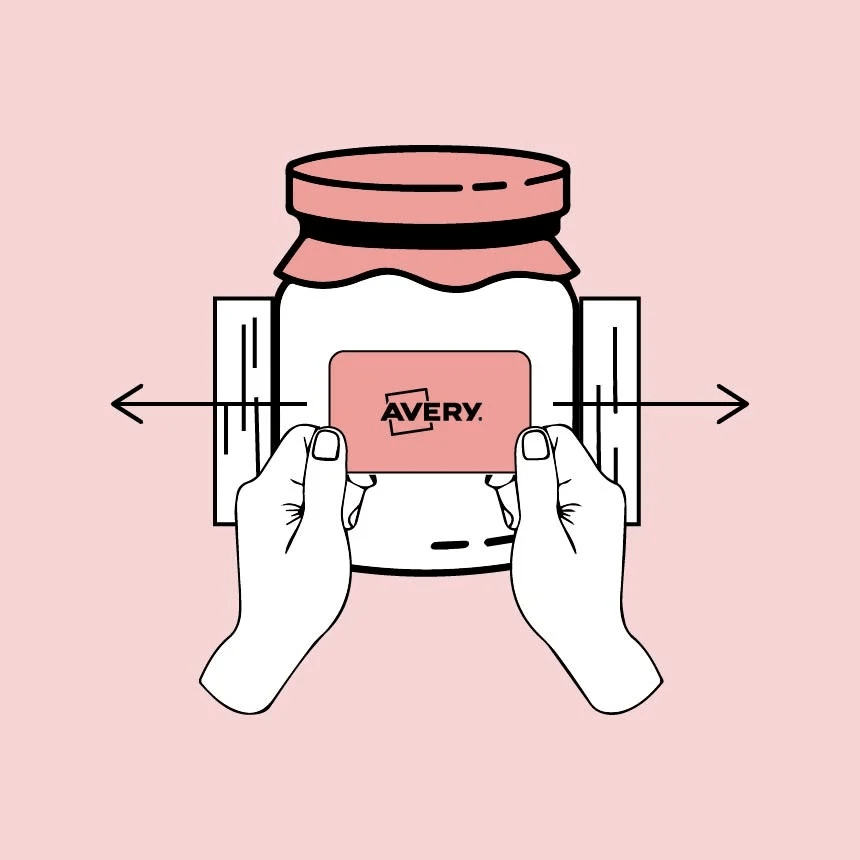 Χέρια που λειαίνουν μια ροζ ετικέτα με το λογότυπο της Avery σε ένα λευκό βάζο, χρησιμοποιώντας μια σπάτουλα. Βέλη δείχνουν την κίνηση προς τα έξω από το κέντρο, επεξηγώντας πώς αφαιρούνται οι φυσαλίδες αέρα.