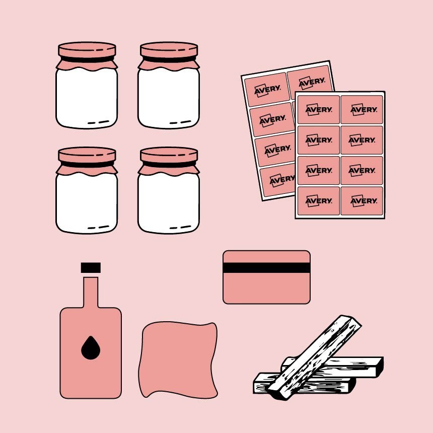 Συλλογή αντικειμένων που απαιτούνται για την επικόλληση ετικετών σε βάζα: τέσσερα βάζα, ένα φύλλο ετικετών της Avery, ένα μπουκάλι με υγρό, ένα πανί, μια σπάτουλα και μερικά ξύλινα στικ.