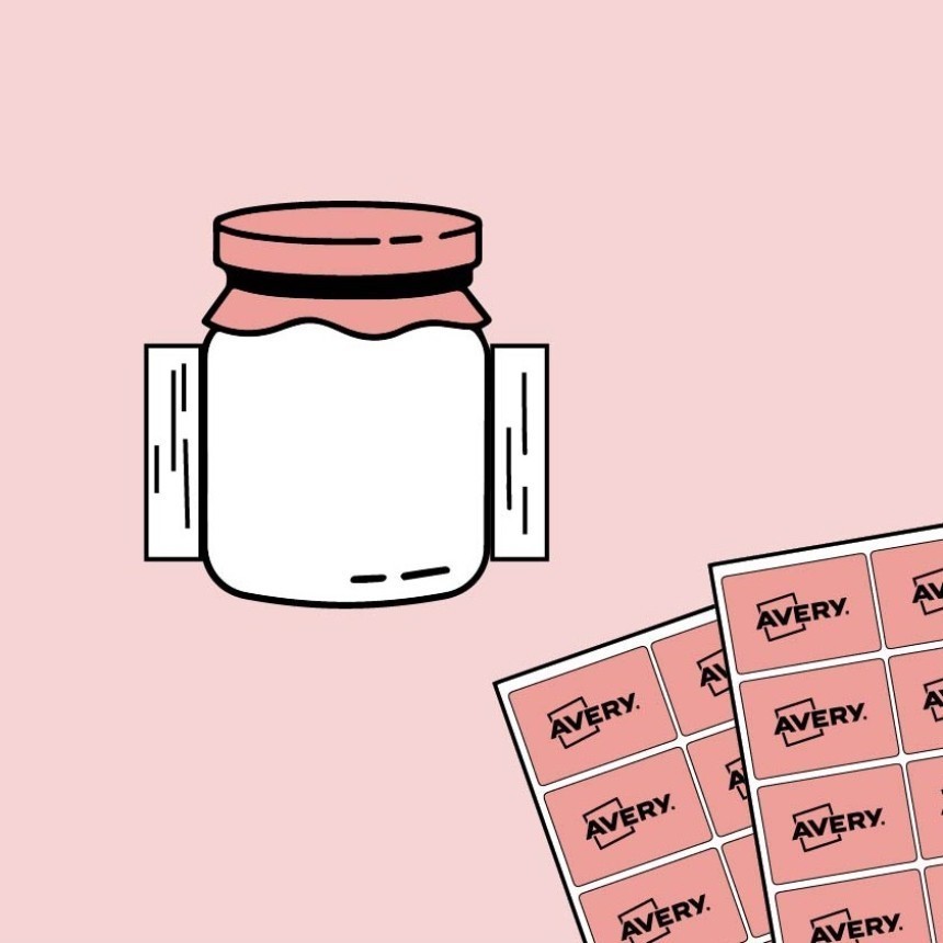 Ένα λευκό βάζο έτοιμο για επικόλληση ετικέτας και δίπλα του ένα φύλλο με αυτοκόλλητες, ροζ ετικέτες της Avery.