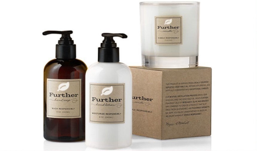 Σετ καλλυντικών προϊόντων της μάρκας 'Further' με ετικέτες από χαρτί kraft: σαπούνι χεριών σε καφέ μπουκάλι με αντλία, λοσιόν χεριών σε λευκό μπουκάλι με αντλία και ένα κερί σε γυάλινο δοχείο.