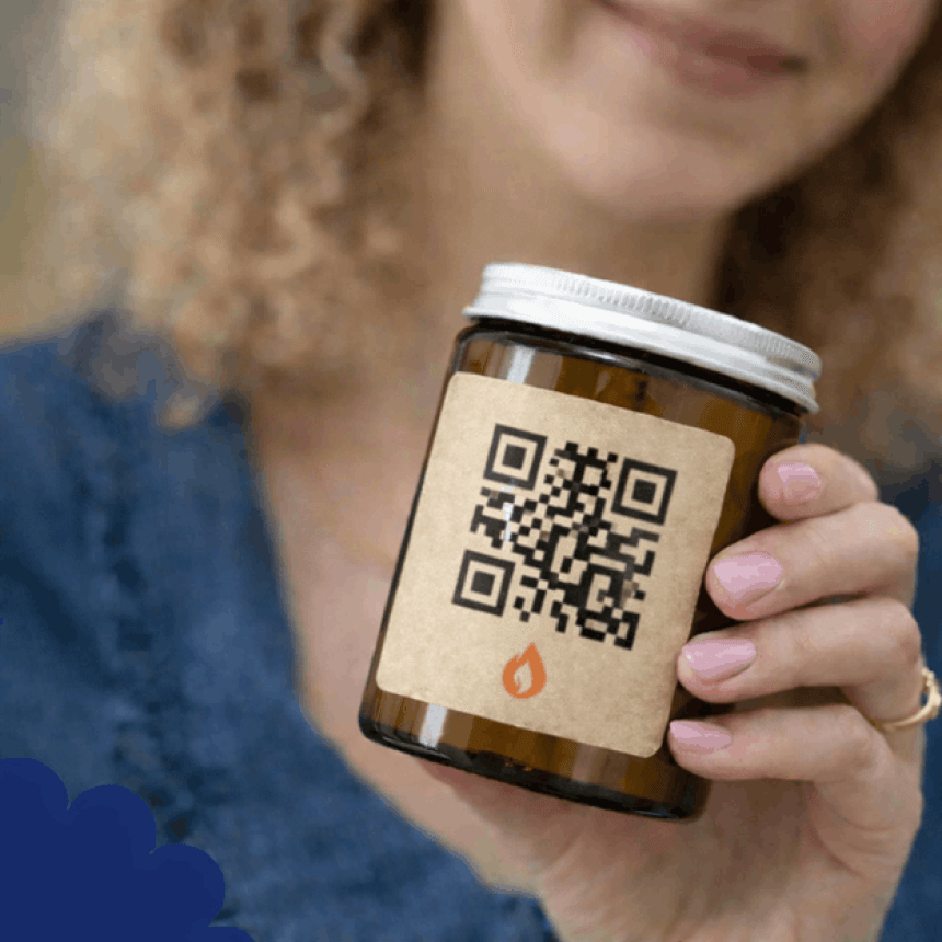 Μια γυναίκα κρατά στο χέρι της ένα γυάλινο βάζο με μια ετικέτα που φέρει έναν μεγάλο κωδικό QR. Ο κωδικός επιτρέπει στους πελάτες να λάβουν πρόσθετες πληροφορίες για το προϊόν.