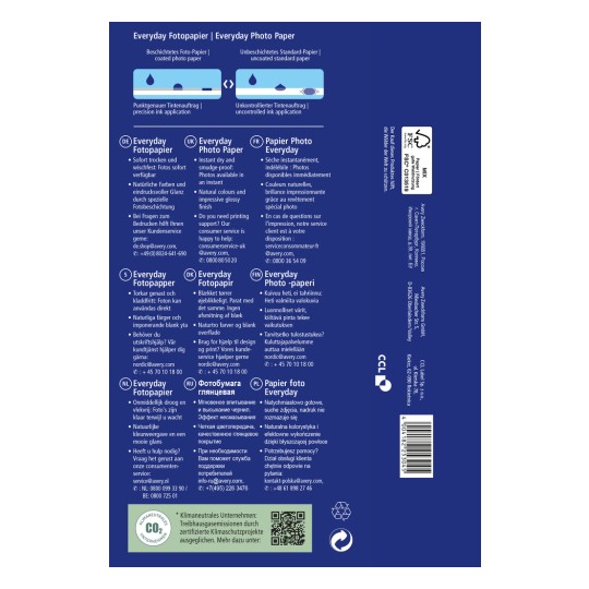 Η εικόνα είναι μια συσκευασία για το 'Everyday Photo Paper' με κείμενο σε πολλές γλώσσες. Εξηγεί χαρακτηριστικά όπως η άμεση ξήρανση, τα φυσικά χρώματα και παρέχει πληροφορίες επικοινωνίας για την υποστήριξη πελατών.