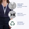 Η εικόνα παρουσιάζει ένα κορδόνι με περιστρεφόμενο μεταλλικό καραμπίνερ και κλιπ ασφαλείας, σχεδιασμένο για προσαρμογή καρτελών ονόματος και κλειδιών. Επίσης υπογραμμίζεται ως βιώσιμο, καθώς είναι κατασκευασμένο από ανακυκλωμένα πλαστικά μπουκάλια PET.