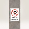 Η εικόνα δείχνει μια πινακίδα 'No Parking' στα γερμανικά, που αναγράφει 'Parken Verboten' με έναν κόκκινο κύκλο και μια διαγώνια γραμμή που διαγράφει το γράμμα 'P'. Η πινακίδα είναι τοποθετημένη σε μια τσιμεντένια επιφάνεια.