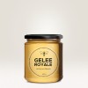 Η εικόνα δείχνει ένα βαζάκι Gelee Royale, ένα προϊόν μέλισσας, με ετικέτα που δείχνει ότι είναι μέλι από τη Βαυαρία. Το βαζάκι είναι διαφανές με μαύρο καπάκι και περιέχει 400 γραμμάρια.