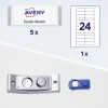 Η εικόνα περιλαμβάνει ταμπέλες ονομάτων Avery με την ετικέτα 'Sarah Baron' με ποσότητα 5, ένα κενό φύλλο με τον αριθμό 24, μια μεταλλική θήκη για σήμα και μια μπλε ετικέτα. Απεικονίζει προμήθειες γραφείου ή εκδηλώσεων για σκοπούς αναγνώρισης.