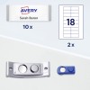 Η εικόνα εμφανίζει μια ετικέτα για προϊόντα Avery, περιλαμβάνοντας ένα όνομα και ποσότητα, μαζί με δύο άλλα αντικείμενα που πιθανότατα σχετίζονται με εργαλεία ετικετοποίησης, συμπεριλαμβανομένου ενός μεταλλικού αντικειμένου και ενός μπλε εργαλείου.