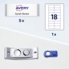 Η εικόνα δείχνει μια ετικέτα Avery με το όνομα 'Sarah Baron' και υποδεικνύει ότι υπάρχουν 5 ετικέτες. Επίσης, δείχνει ένα φύλλο με 18 θέσεις ετικετών και δύο εργαλεία ετικετοποίησης.
